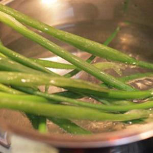 Cách làm bắp cải cuộn thịt sốt cà chua