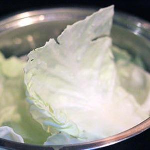 Cách làm bắp cải cuộn thịt sốt cà chua