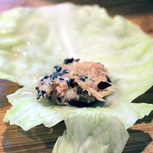 Cách làm bắp cải cuộn thịt sốt cà chua