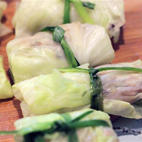 Cách làm bắp cải cuộn thịt sốt cà chua