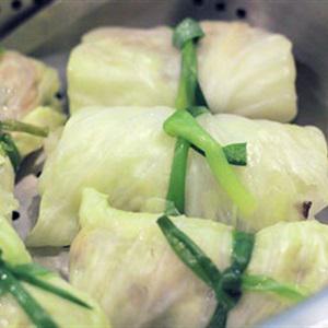 Cách làm bắp cải cuộn thịt sốt cà chua