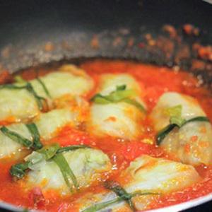 Cách làm bắp cải cuộn thịt sốt cà chua