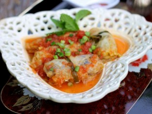 Bắp cải cuốn thịt sốt cà