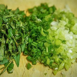 Cách làm bắp cải cuộn thịt sốt nấm