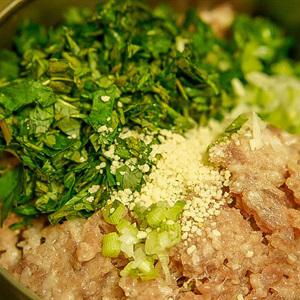 Cách làm bắp cải cuộn thịt sốt nấm