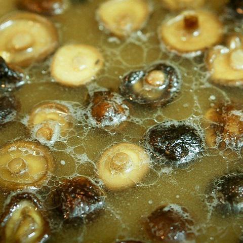 Cách làm bắp cải cuộn thịt sốt nấm