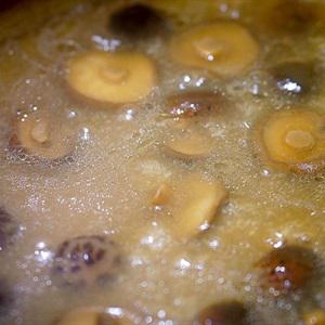 Cách làm bắp cải cuộn thịt sốt nấm