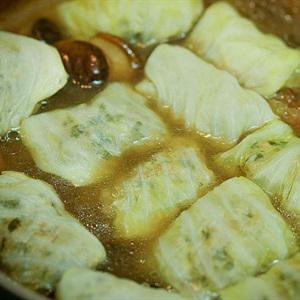 Cách làm bắp cải cuộn thịt sốt nấm