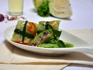 Bắp cải gói tôm sốt cà chua