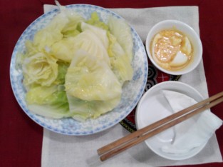 Bắp cải luộc chấm mắm trứng