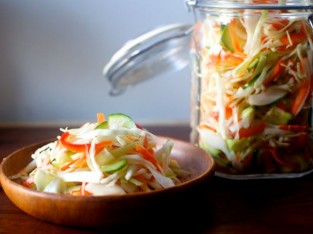 Bắp cải ngâm chua ngọt giòn ngon ngày Tết