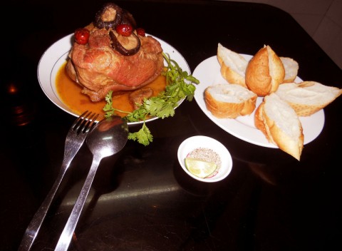 Bắp giò heo hầm nấm đông cô