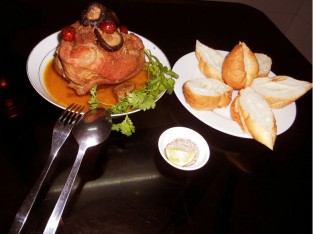 Bắp giò heo hầm nấm đông cô