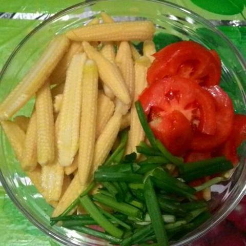 Cách làm bắp non xào cà chua