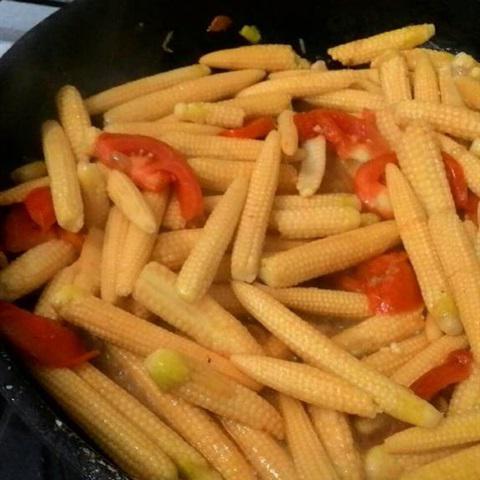 Cách làm bắp non xào cà chua