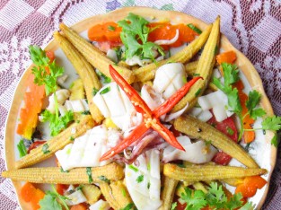 Bắp non xào mực cay lạ mà ngon