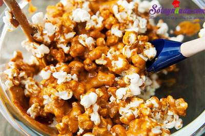Bắp rang bơ caramel tự làm cực dễ cực ngon