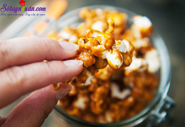 Bắp rang bơ caramel tự làm cực dễ cực ngon