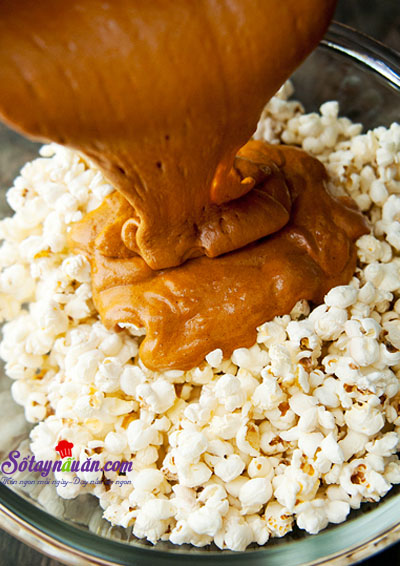 Bắp rang bơ caramel tự làm cực dễ cực ngon