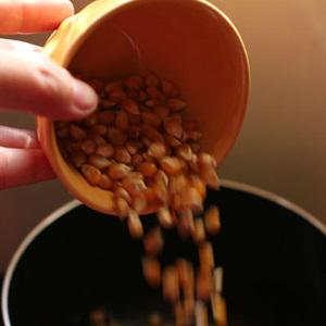 Cách làm bắp rang bơ đường