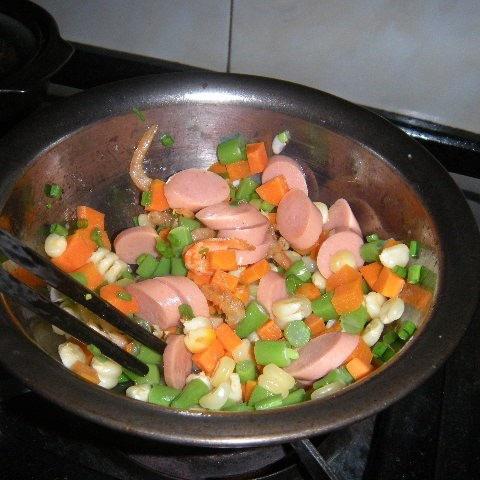 Cách làm bắp vàng trộn xúc xích