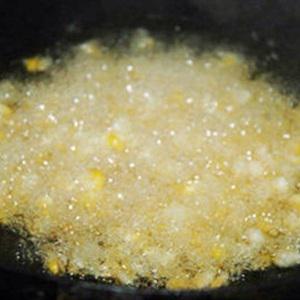 Cách làm bắp xào trứng muối