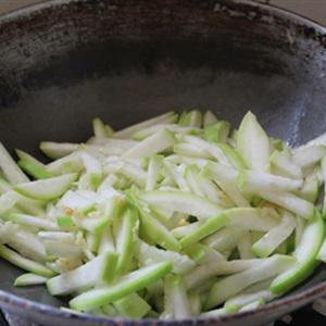 Cách làm bầu xào trứng