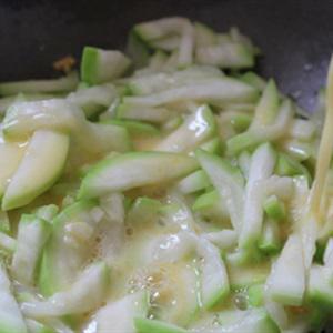 Cách làm bầu xào trứng