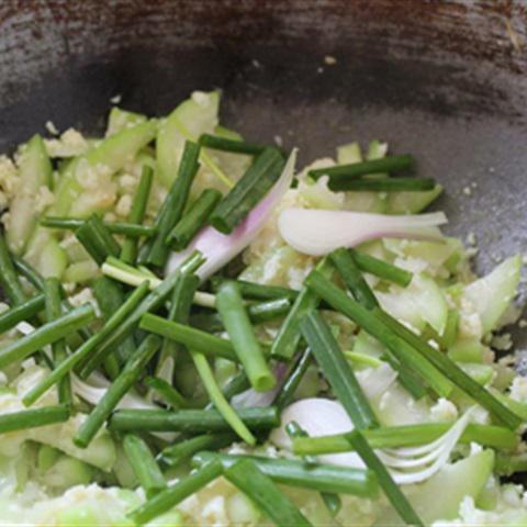 Cách làm bầu xào trứng