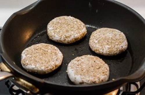 Bí đỏ chiên trứng muối lạ miệng, giòn giòn ăn là mê