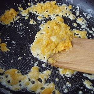 Cách làm bí đỏ chiên trứng muối
