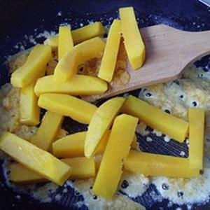 Cách làm bí đỏ chiên trứng muối