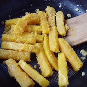 Cách làm bí đỏ chiên trứng muối