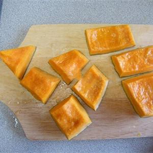 Cách làm bí đỏ cuộn xúc xích