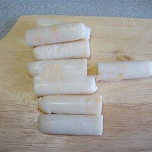 Cách làm bí đỏ cuộn xúc xích