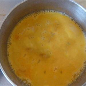 Cách làm bí đỏ cuộn xúc xích