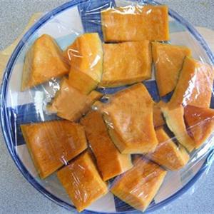 Cách làm bí đỏ cuộn xúc xích