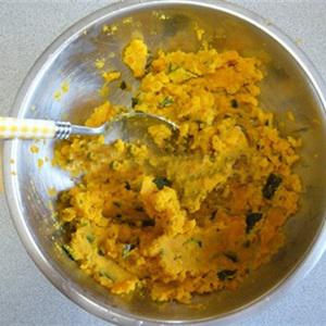 Cách làm bí đỏ cuộn xúc xích