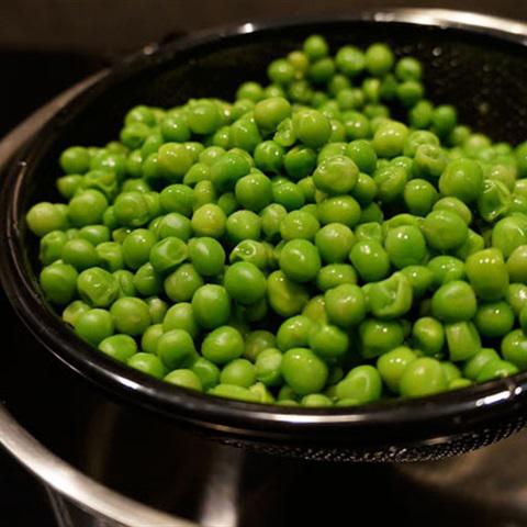 Cách làm bí đỏ cuộn xúc xích