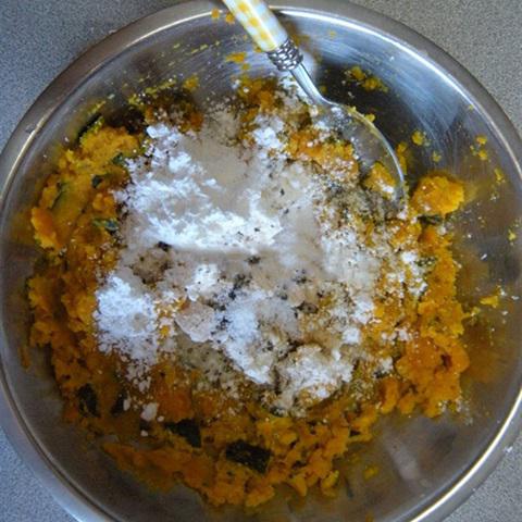 Cách làm bí đỏ cuộn xúc xích