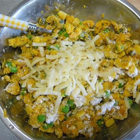 Cách làm bí đỏ cuộn xúc xích