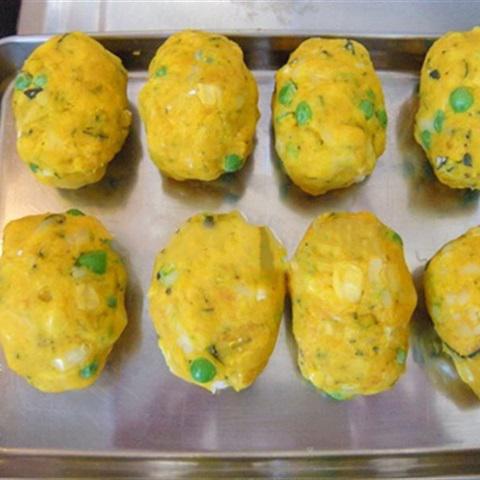 Cách làm bí đỏ cuộn xúc xích