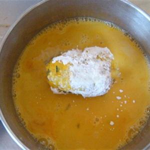 Cách làm bí đỏ cuộn xúc xích