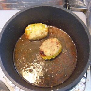 Cách làm bí đỏ cuộn xúc xích