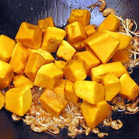 Cách làm bí đỏ xào tôm khô