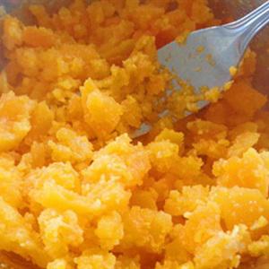 Cách làm bí đỏ xào trứng vịt muối