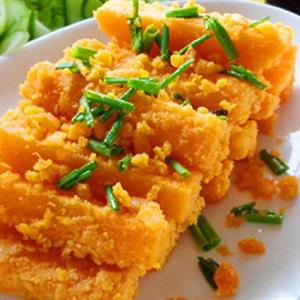 Cách làm bí đỏ xào trứng vịt muối