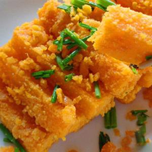 Cách làm bí đỏ xào trứng vịt muối