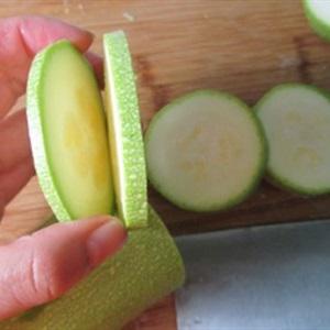 Cách làm bí ngòi kẹp thịt