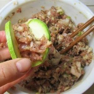 Cách làm bí ngòi kẹp thịt